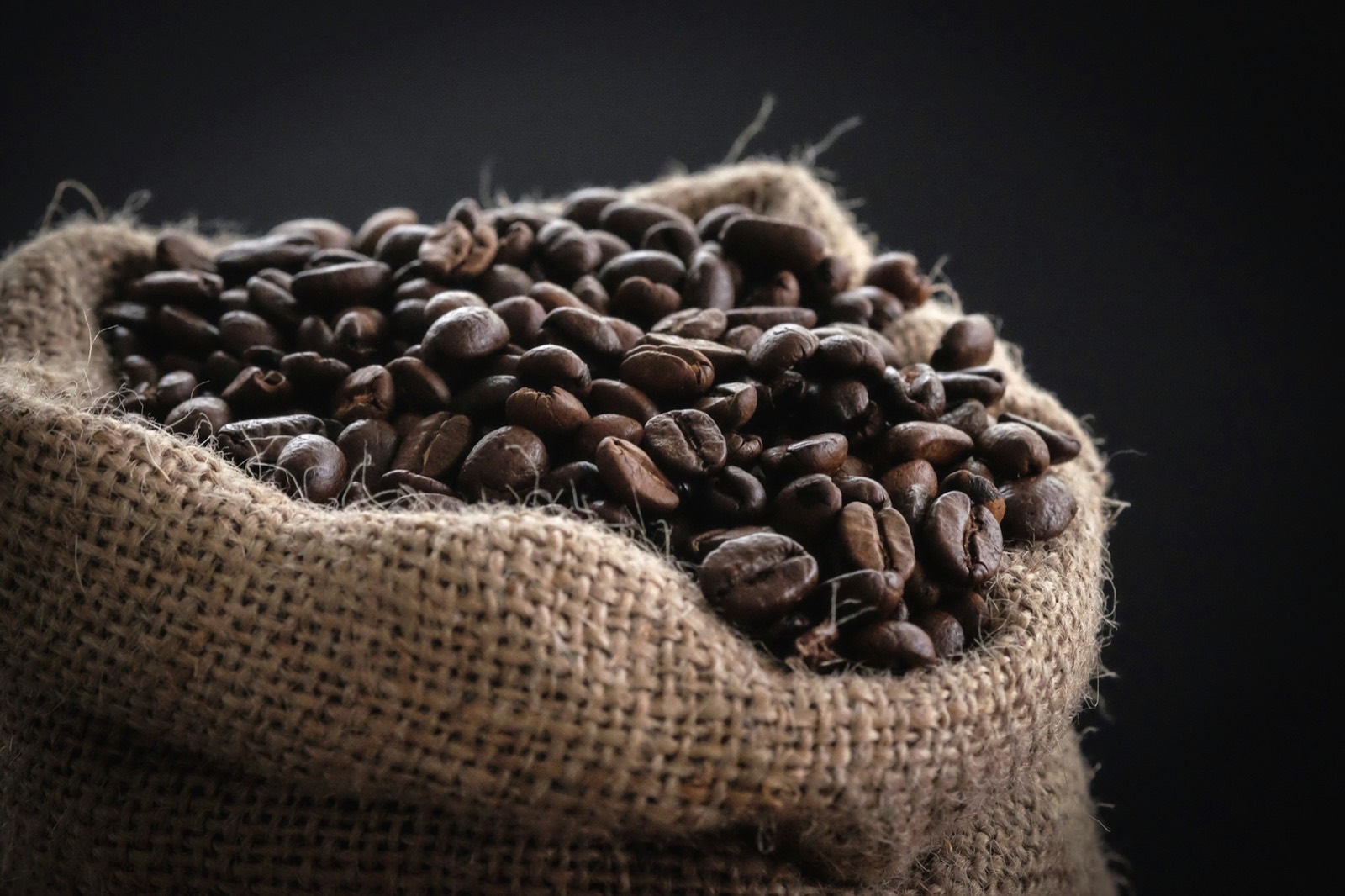 Grãos de café em saca de juta